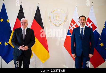 03. September 2021, Slowakei, Bratislava (Pressburg): Bundespräsident Frank-Walter Steinmeier (l.) und der slowakische Premierminister Eduard Heger treffen sich zu Gesprächen im Regierungsbüro der Slowakischen Republik. Der Bundespräsident ist auf einem zweitägigen Besuch in der Slowakei. Foto: Bernd von Jutrczenka/dpa Quelle: dpa picture Alliance/Alamy Live News Stockfoto