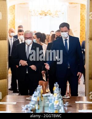 03. September 2021, Slowakei, Bratislava (Pressburg): Bundespräsident Frank-Walter Steinmeier (l.) und der slowakische Ministerpräsident Eduard Heger treffen sich zu einem Gespräch im Regierungsamt der Slowakischen Republik. Der Bundespräsident ist zu einem zweitägigen Besuch in der Slowakei. Foto: Bernd von Jutrczenka/dpa Quelle: dpa picture Alliance/Alamy Live News Stockfoto