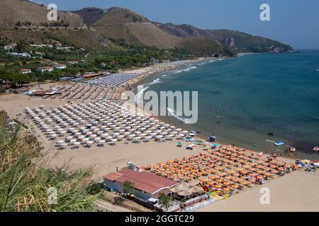 Sperlonga, Italien - august 18 2021 - Sommertag mit Blick auf den Strand Stockfoto