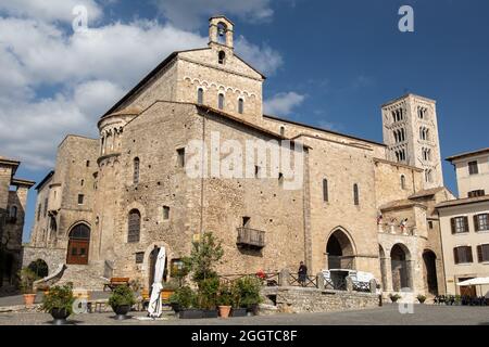 Anagni, Italien - august 17 2021 - Seitenfassade der Kathedrale Basilika Santa Maria Annunziata, mit dem Rosenfenster und den 3 Apsiden, auf der Piazza Inno Stockfoto