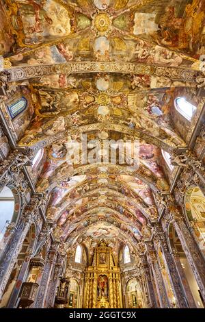 Lackiertes Dach. Kirche San Nicolas im Stadtzentrum von Valencia. Spanien Stockfoto