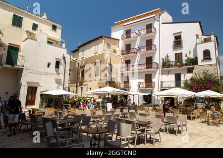 Sperlonga, Italien - august 18 2021 - zentraler Platz libertà mit Café und Restaurants Stockfoto