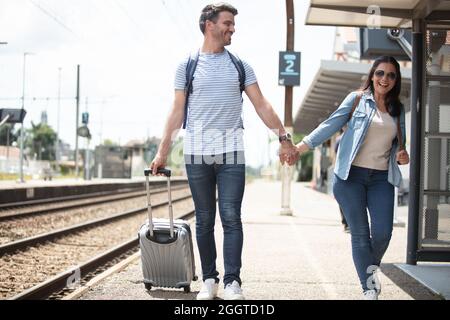 Paar Touristen warten in Zug Stockfoto