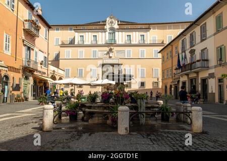 Castel Gandolfo, Italien - august 16 2021 - Bernini-Brunnen vor dem Apostolischen Palast von Castel Gandolfo - ehemalige Sommerresidenz des Papstes Stockfoto