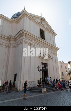 Castel Gandolfo, Italien - august 16 2021 -Collegiata di San Tommaso da Villanova auf dem Hauptplatz in Castel Gandolfo, der Sommerresidenz des Papstes, Italien Stockfoto