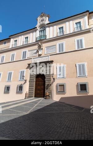 Castel Gandolfo, Italien - august 16 2021 - Apostolischer Palast von Castel Gandolfo - ehemalige Sommerresidenz des Papstes Stockfoto