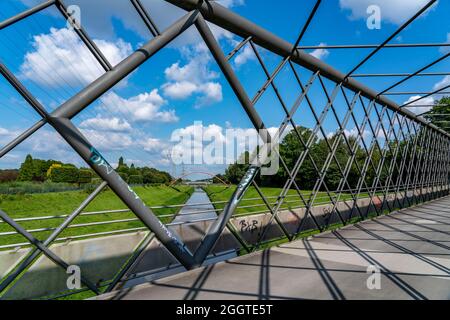 Der Nordsternpark, ehemaliger Standort der Nordstern-Kolonie, am Rhein-Herne-Kanal, Gitterbrücke über den Emscher, in Gelsenkirchen, NRW, Deutschland, Stockfoto