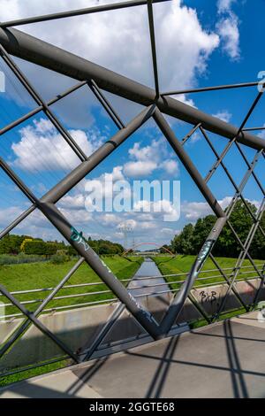 Der Nordsternpark, ehemaliger Standort der Nordstern-Kolonie, am Rhein-Herne-Kanal, Gitterbrücke über den Emscher, in Gelsenkirchen, NRW, Deutschland, Stockfoto