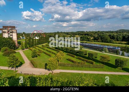 Der Nordsternpark, ehemaliger Standort der Nordstern-Kolonie, Frachtschiff, Tanker, auf dem Rhein-Herne-Kanal, in Gelsenkirchen, NRW, Deutschland, Stockfoto