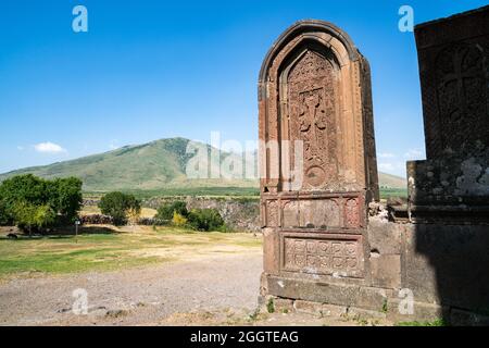 Der armenische Klosterkomplex Saghmosavank aus dem 13. Jahrhundert befindet sich in der armenischen Provinz Aragatsotn. Stockfoto