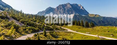 Berglandschaft. Bergfelsen im Bergtal-Panorama. Blick auf das Bergtal Stockfoto