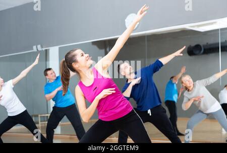 Junge Frau übt energischen Tanz Stockfoto