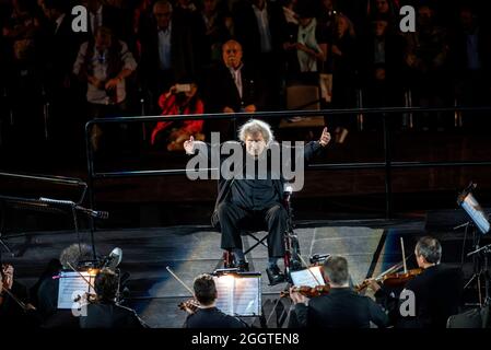 Athen, Griechenland. Juni 2017. Der griechische Komponist Mikis Theodorakis dirigiert am 19. Juni 2017 ein Konzert im Panathenaic-Stadion in Athen, Griechenland, im Rollstuhl. Quelle: Elias Verdi/Alamy Live News ©Elias Verdi/Alamy Stock Photos Stockfoto