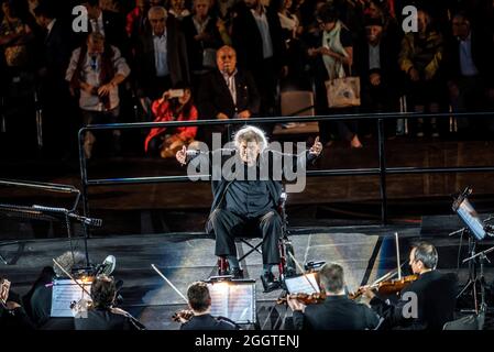 Athen, Griechenland. Juni 2017. Der griechische Komponist Mikis Theodorakis dirigiert am 19. Juni 2017 ein Konzert im Panathenaic-Stadion in Athen, Griechenland, im Rollstuhl. Quelle: Elias Verdi/Alamy Live News ©Elias Verdi/Alamy Stock Photos Stockfoto