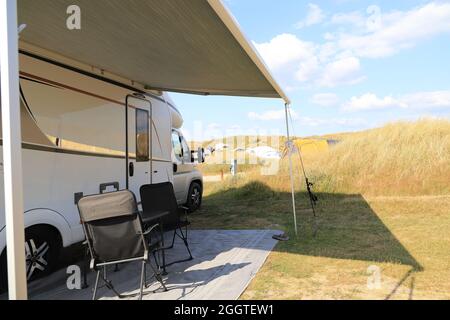 Ein Wohnmobil in Dänemark am Vejers Strand Autostrand Stockfoto