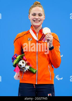 TOKIO, JAPAN - 31. AUGUST: Die niederländische Chantalle Zijderveld posiert mit ihrer Bronzemedaille während der Verleihung der Schwimmmedaille während der Paralympischen Spiele von Tokio 2020 im Tokyo Aquatics Center am 31. August 2021 in Tokio, Japan (Foto von /Orange Picics) NOCNSF Stockfoto