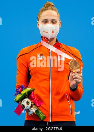 TOKIO, JAPAN - 31. AUGUST: Die niederländische Chantalle Zijderveld posiert mit ihrer Bronzemedaille während der Verleihung der Schwimmmedaille während der Paralympischen Spiele von Tokio 2020 im Tokyo Aquatics Center am 31. August 2021 in Tokio, Japan (Foto von /Orange Picics) NOCNSF Stockfoto