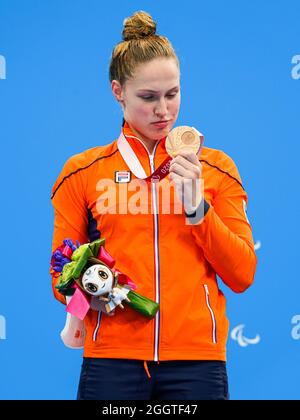 TOKIO, JAPAN - 31. AUGUST: Die niederländische Chantalle Zijderveld posiert mit ihrer Bronzemedaille während der Verleihung der Schwimmmedaille während der Paralympischen Spiele von Tokio 2020 im Tokyo Aquatics Center am 31. August 2021 in Tokio, Japan (Foto von /Orange Picics) NOCNSF Stockfoto