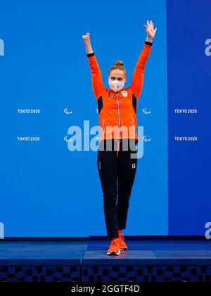 TOKIO, JAPAN - 31. AUGUST: Chantalle Zijderveld von der niederländischen Bronzesiegerin während der Medaillenzeremonie zum Schwimmen während der Paralympischen Spiele von Tokio 2020 im Tokyo Aquatics Center am 31. August 2021 in Tokio, Japan (Foto von /Orange Picics) NOCNSF Stockfoto
