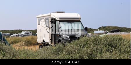 Ein Wohnmobil in Dänemark am Vejers Strand Autostrand Stockfoto