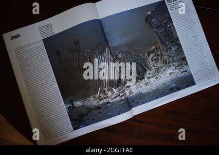 11. September 2001 - Zeitschriftenartikel mit Foto der schwelenden Überreste des World Trade Center, Manhattan, New York. Guardian Zeitung Wochenende Beilage : 2001, das Jahr in Bildern mit Essay von Alan Rusbridger Stockfoto