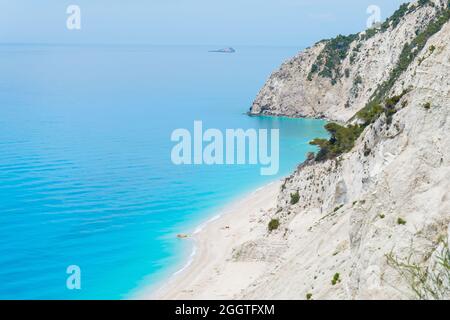 Luftaufnahme auf dem berühmten Strand Egremni auf der Insel Lefkada, Griechenland. Stockfoto