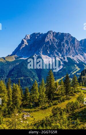 Berglandschaft. Bergfelsen im Bergtal-Panorama. Blick auf das Bergtal Stockfoto