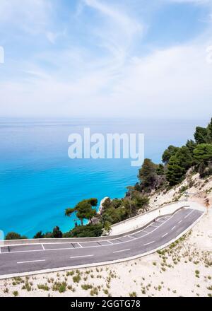 Landschaftlich schöner Blick auf die wunderschöne Natur mit blauem Meer und grünen Hügeln Stockfoto