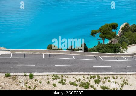 Landschaftlich schöner Blick auf die wunderschöne Natur mit blauem Meer und grünen Hügeln Stockfoto