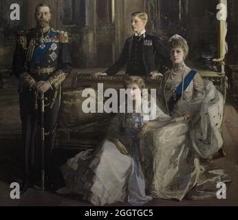 Die königliche Familie im Buckingham Palace, 1913. Porträt von John Lavery (1856-1941). Öl auf Leinwand (340,3 x 271,8 cm), 1913. König Georg V. (1865-1936), Prinzessin Mary, Gräfin von Harewood (1897-1965), Prinz Edward, Herzog von Windsor und zukünftiger Edward VIII (1894-1972) und Königin Mary (1867-1953). Details. National Portrait Gallery. London, England, Vereinigtes Königreich. Stockfoto