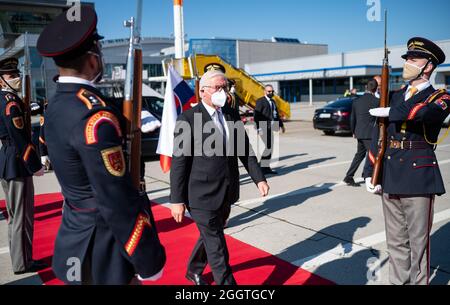 03. September 2021, Slowakei, Bratislava (Pressburg): Bundespräsident Frank-Walter Steinmeier fliegt auf dem Flughafen Mailand-Rastislav Stefanik in ein Sonderflugzeugflugzeug der Bundeswehr zurück nach Deutschland. Präsident Steinmeier war zu einem zweitägigen Besuch in der Slowakei. Foto: Bernd von Jutrczenka/dpa Quelle: dpa picture Alliance/Alamy Live News Stockfoto