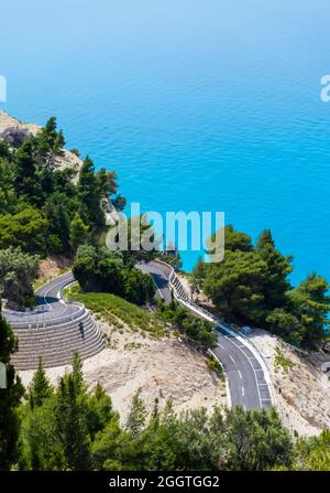 Landschaftlich schöner Blick auf die wunderschöne Natur mit blauem Meer und grünen Hügeln Stockfoto