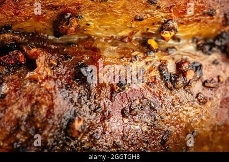 Makro-Nahaufnahme der Textur des gegrillten Pfeffersteaks Stockfoto