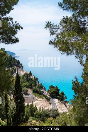 Landschaftlich schöner Blick auf die wunderschöne Natur mit blauem Meer und grünen Hügeln Stockfoto