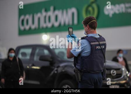 Auckland, Neuseeland. September 2021. Ein Polizist steht Wache in der Nähe des New Lynn Supermarkts in Auckland, Neuseeland, 3. September 2021. Der neuseeländische Premierminister Jacinda Ardern bestätigte, dass der gewalttätige Angriff, der am Freitag um 2:40 Uhr Ortszeit im Supermarkt von New Lynn in Auckland stattfand, ein „Terroranschlag“ war, der von einem „Extremisten“ ausgeführt wurde. Kredit: Zhao Gang/Xinhua/Alamy Live Nachrichten Stockfoto