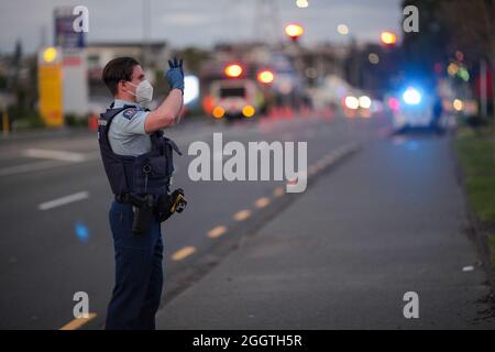 Auckland, Neuseeland. September 2021. Ein Polizist steht Wache in der Nähe des New Lynn Supermarkts in Auckland, Neuseeland, 3. September 2021. Der neuseeländische Premierminister Jacinda Ardern bestätigte, dass der gewalttätige Angriff, der am Freitag um 2:40 Uhr Ortszeit im Supermarkt von New Lynn in Auckland stattfand, ein „Terroranschlag“ war, der von einem „Extremisten“ ausgeführt wurde. Kredit: Zhao Gang/Xinhua/Alamy Live Nachrichten Stockfoto