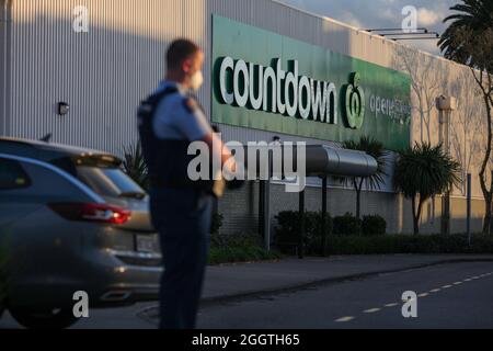 Auckland, Neuseeland. September 2021. Ein Polizist steht Wache in der Nähe des New Lynn Supermarkts in Auckland, Neuseeland, 3. September 2021. Der neuseeländische Premierminister Jacinda Ardern bestätigte, dass der gewalttätige Angriff, der am Freitag um 2:40 Uhr Ortszeit im Supermarkt von New Lynn in Auckland stattfand, ein „Terroranschlag“ war, der von einem „Extremisten“ ausgeführt wurde. Kredit: Zhao Gang/Xinhua/Alamy Live Nachrichten Stockfoto