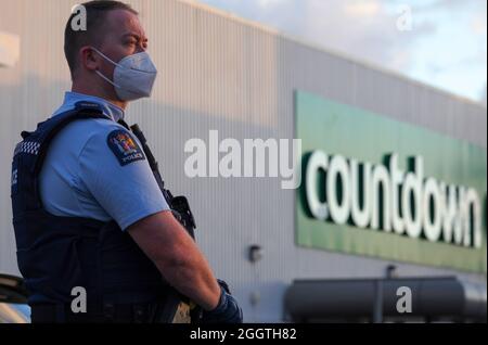 Auckland, Neuseeland. September 2021. Ein Polizist steht Wache in der Nähe des New Lynn Supermarkts in Auckland, Neuseeland, 3. September 2021. Der neuseeländische Premierminister Jacinda Ardern bestätigte, dass der gewalttätige Angriff, der am Freitag um 2:40 Uhr Ortszeit im Supermarkt von New Lynn in Auckland stattfand, ein „Terroranschlag“ war, der von einem „Extremisten“ ausgeführt wurde. Kredit: Zhao Gang/Xinhua/Alamy Live Nachrichten Stockfoto