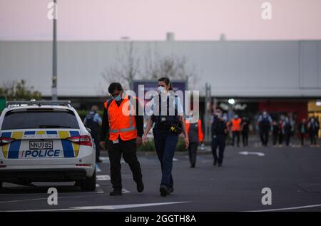 Auckland, Neuseeland. September 2021. Polizisten stehen Wache in der Nähe des New Lynn Supermarkts in Auckland, Neuseeland, 3. September 2021. Der neuseeländische Premierminister Jacinda Ardern bestätigte, dass der gewalttätige Angriff, der am Freitag um 2:40 Uhr Ortszeit im Supermarkt von New Lynn in Auckland stattfand, ein „Terroranschlag“ war, der von einem „Extremisten“ ausgeführt wurde. Kredit: Zhao Gang/Xinhua/Alamy Live Nachrichten Stockfoto