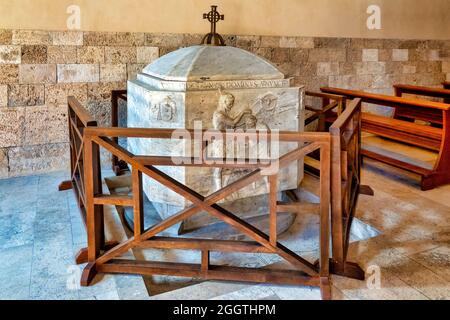 Taufbecken in der Kathedrale von Teramo, Italien Stockfoto