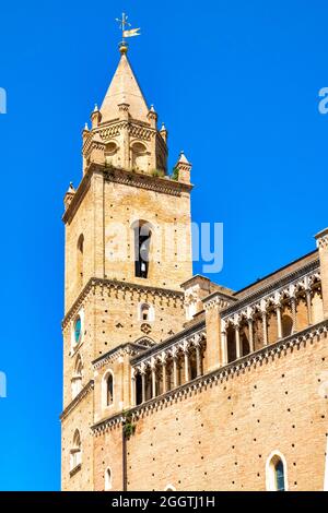 Glockenturm der Kathedrale von San Giustino, Chieti, Italien Stockfoto