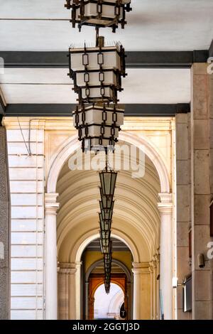 Kronleuchter unter der Portici di Corso Marrucino, Chieti, Italien Stockfoto