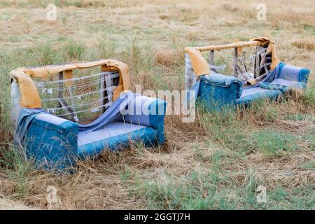 Altes verlassene Sofa im Wald. Verlassene Orte des Planeten Stockfoto