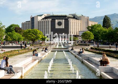 Sofia Bulgarien Blick auf die Menschen an den Brunnen des ikonischen Gebäudes des Nationalen Kulturpalastes oder NDK Stockfoto