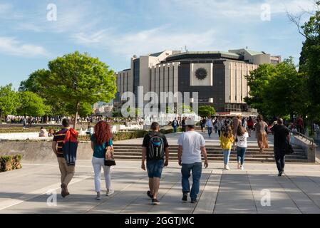 Downtown Blick in Sofia Bulgarien von Menschen an den Brunnen des ikonischen Gebäudes des Nationalen Kulturpalastes oder NDK Stockfoto