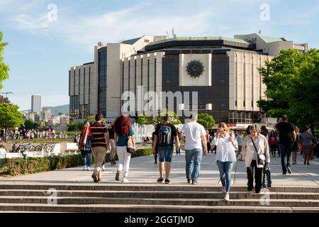 Sofia Bulgarien Menschen an den Brunnen des ikonischen Gebäudes des Nationalen Kulturpalastes oder NDK Stockfoto