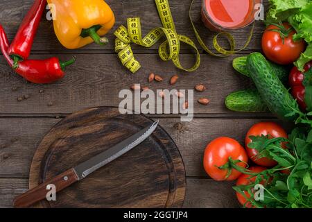 Glas Tomatensaft mit Gemüse und Maßband auf dem Tisch close-up Stockfoto