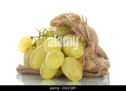 Ein Bund organischer saftiger grüner Trauben mit Jute-Beutel, Nahaufnahme, isoliert auf Weiß. Stockfoto