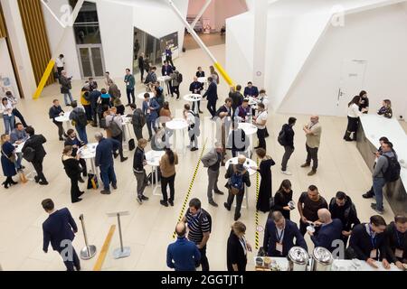 Eine Gruppe von Leuten, die während der Konferenz eine Kaffeepause machen Stockfoto
