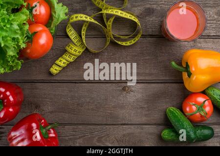 Glas Tomatensaft mit Gemüse und Maßband auf dem Tisch close-up Stockfoto